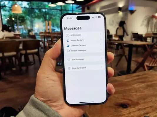 چگونه فیلتر پیام‌های ناشناس آیفون را خاموش کنیم؟ آموزش iOS 26