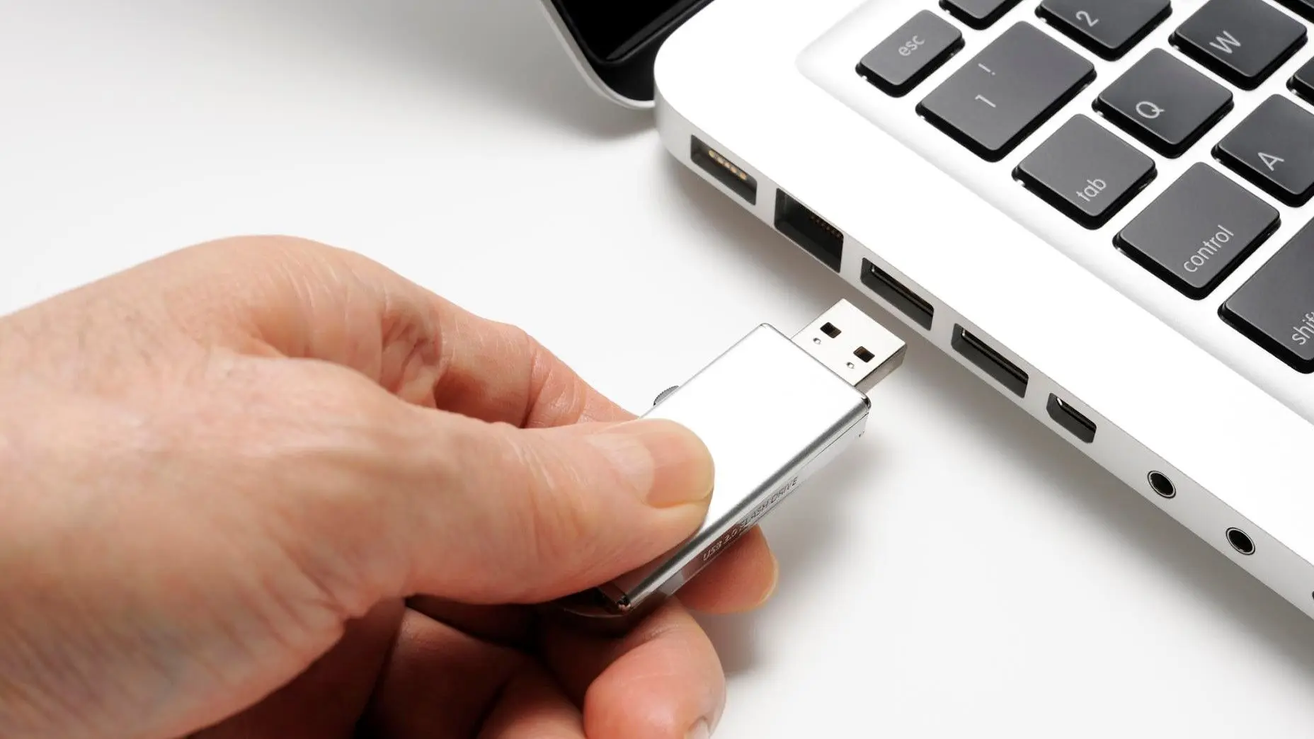 آموزش بوت از روی فلش USB در ویندوز، چطور کامپیوتر را از فلش بوت کنیم؟