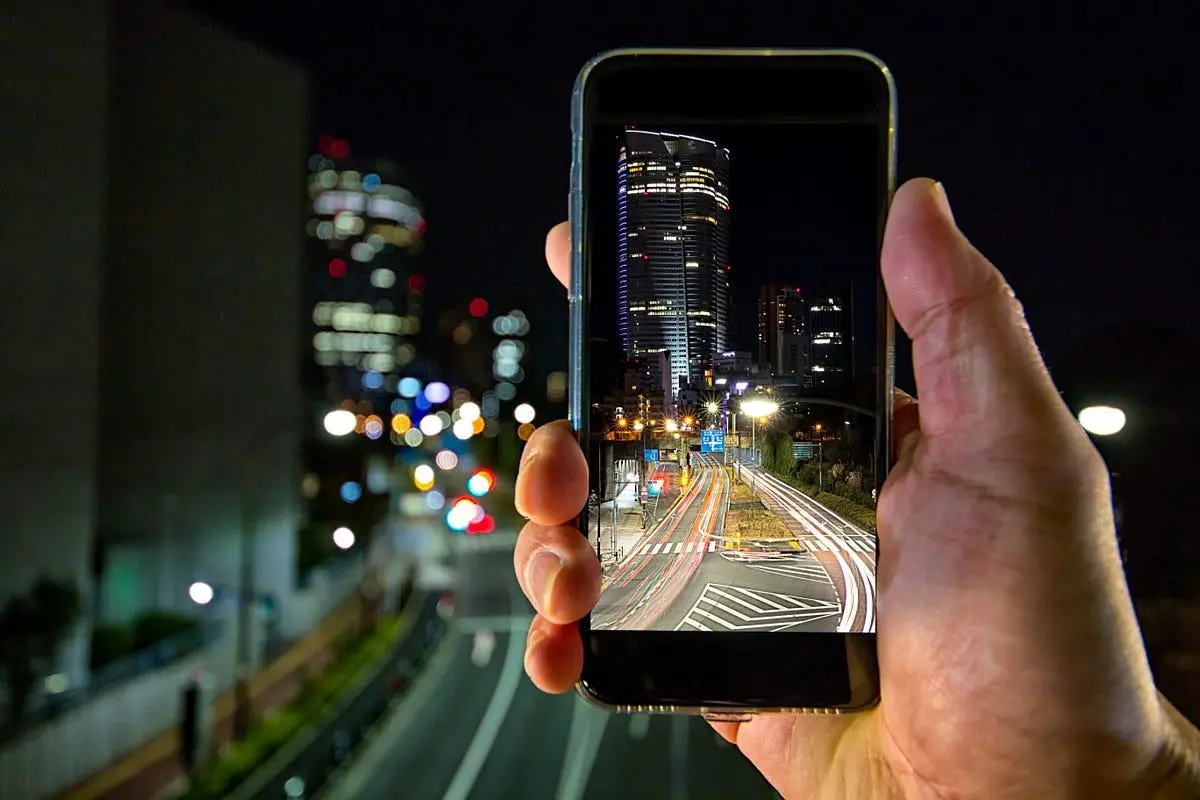 آموزش Long Exposure در Pixel؛ عکاسی حرفه‌ای از آبشار و مسیر نور خودروها