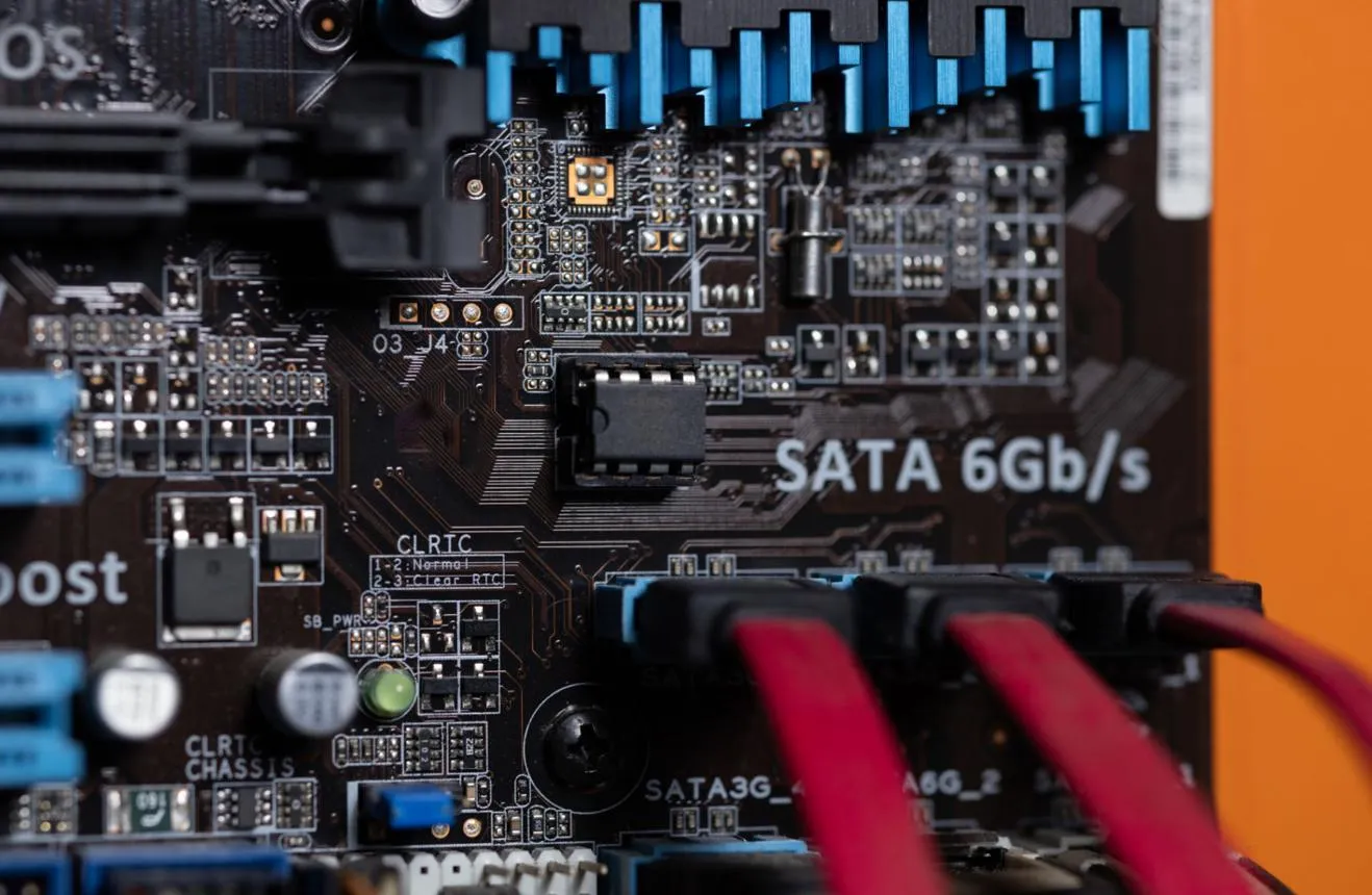 آیا SSD ساتا در سال ۲۰۲۶ ارزش خرید دارد؟ مقایسه با NVMe
